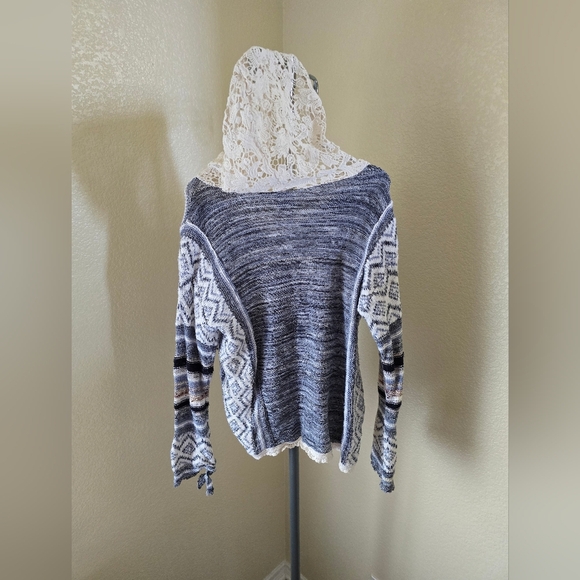 American Rag Long Sleeve Pull Over Sweater With Pockets and Hood - Picture 2 of 3